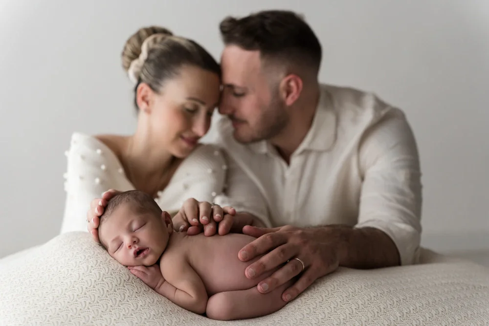 famiglia con neonata di pochi giorni