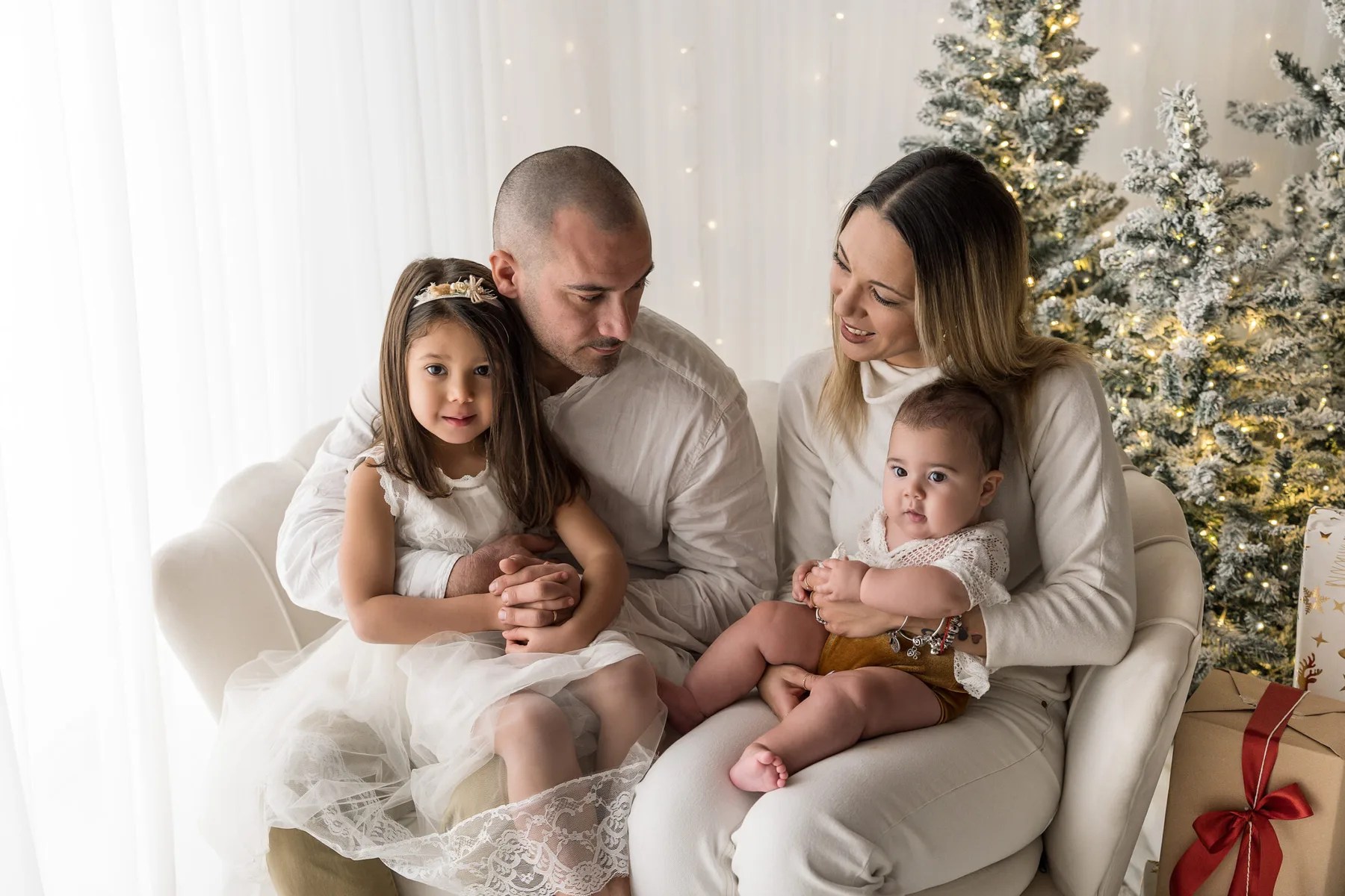 Famiglia di quattro sulla poltrona del set di Natale, Atelier di Livorno
